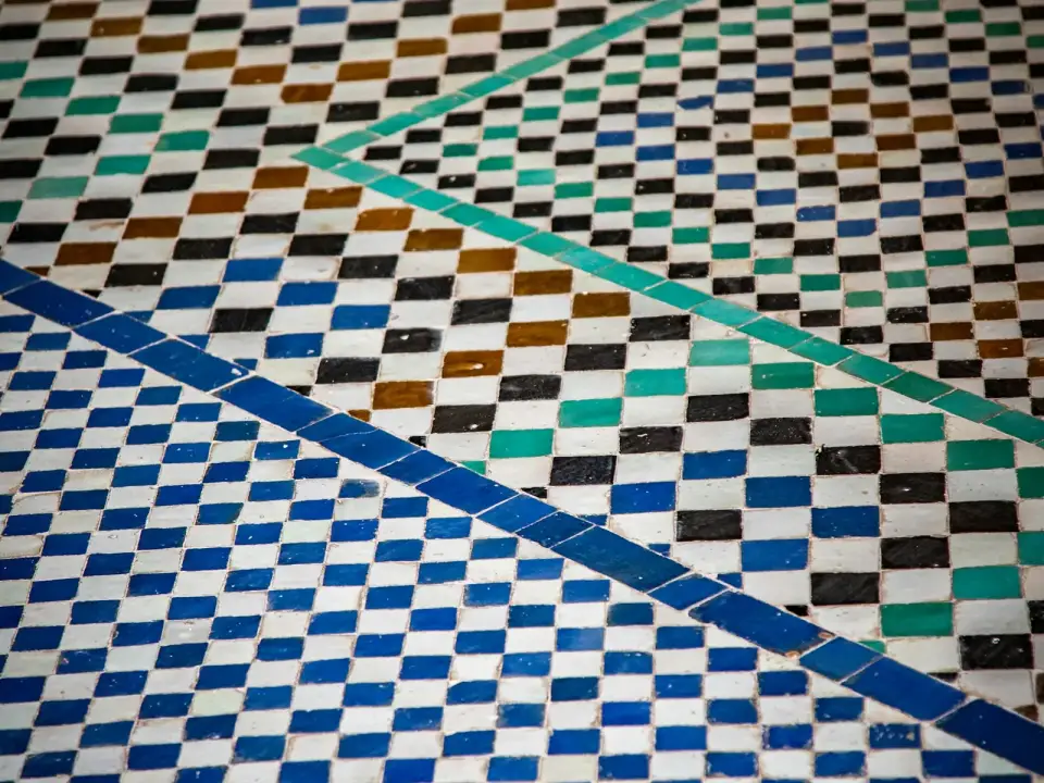 Mosaïque géométrique de zellige bleu, blanc et vert vue de près