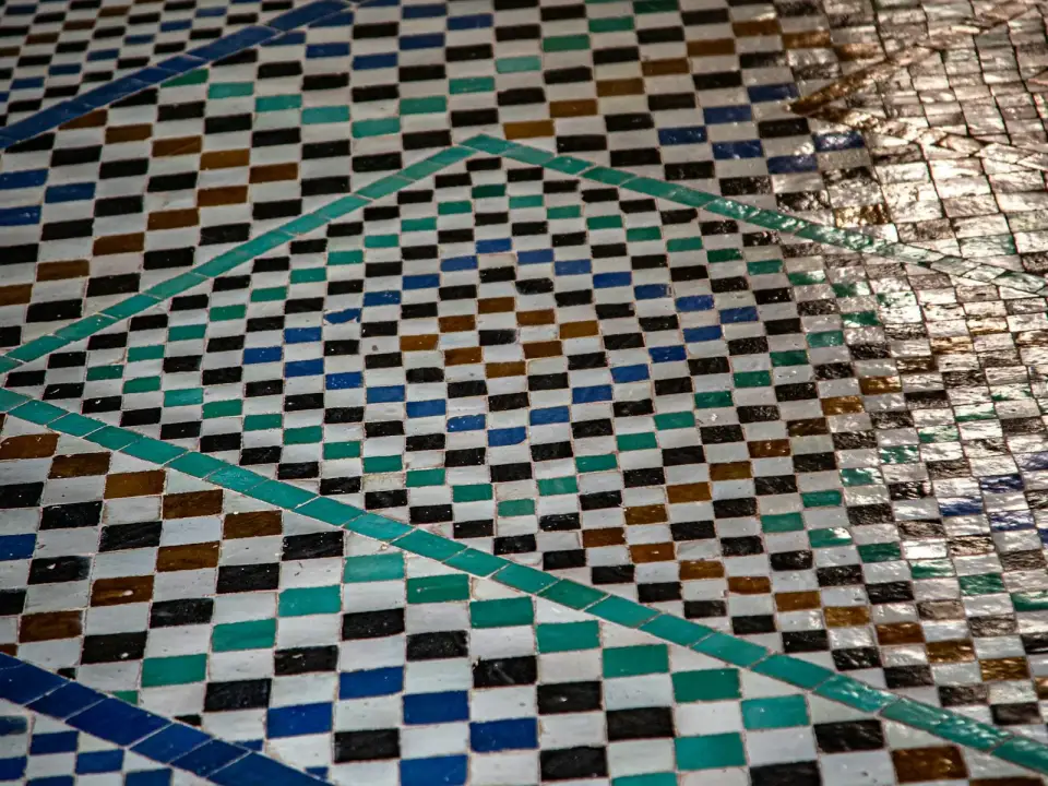 Sol de zellige à damier bleu, blanc et brun traversé d’une bande bleue