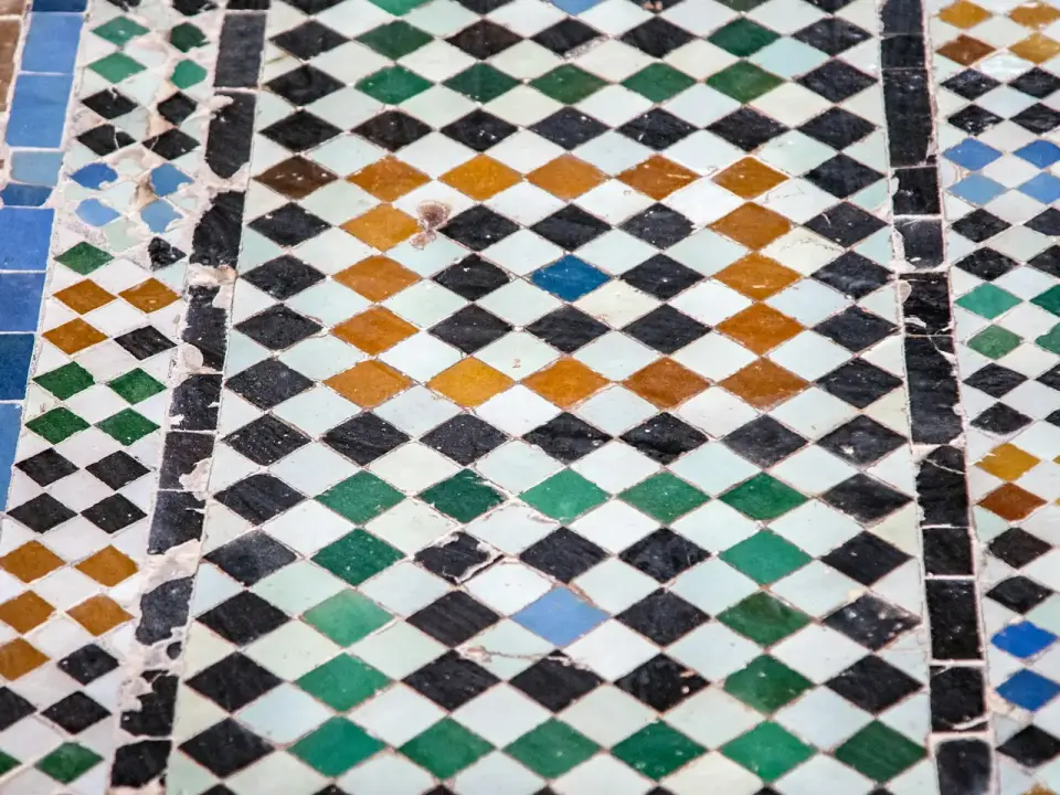 Carreaux de mosaïque en losanges de couleurs variées posés en chemin