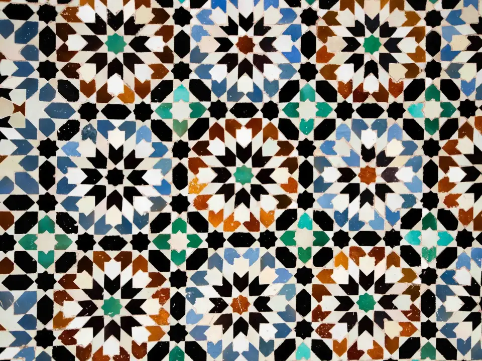 Panneau de mosaïque de zellige à motif d’étoile centrale, tesselles vertes, blanches, noires et ocre
